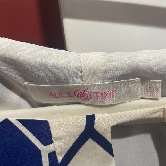 Alice & Trixie 3/4 Sleeve Shift Dress with Keyhole Front Size S (Excellent Cond) - Picture 3 of 4